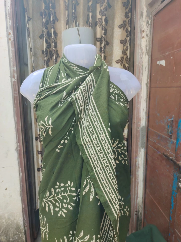 Sarong de algodón con estampado floral verde hecho a mano: envoltura de playa boho, bufanda de mujer, Foto 3 de 4