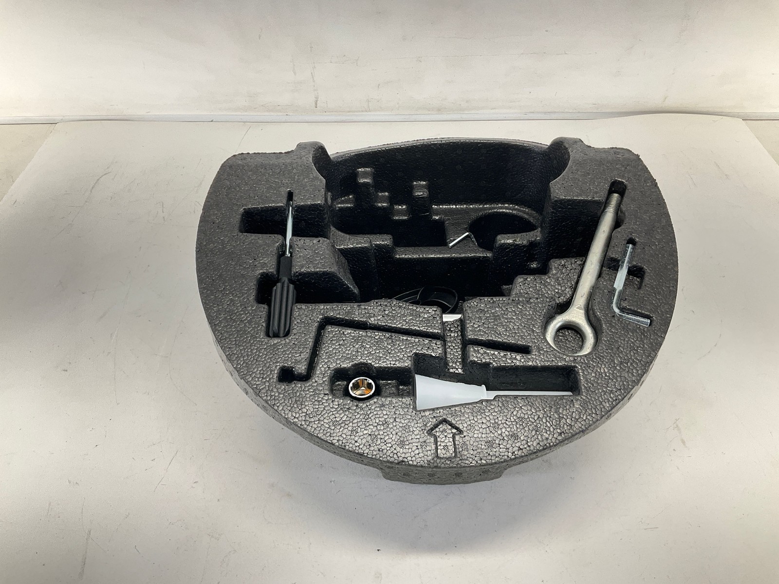 14-20 MASERATI Ghibli Spare Tire Lift Jack Tools W/ Foam Compartment Carrier CM