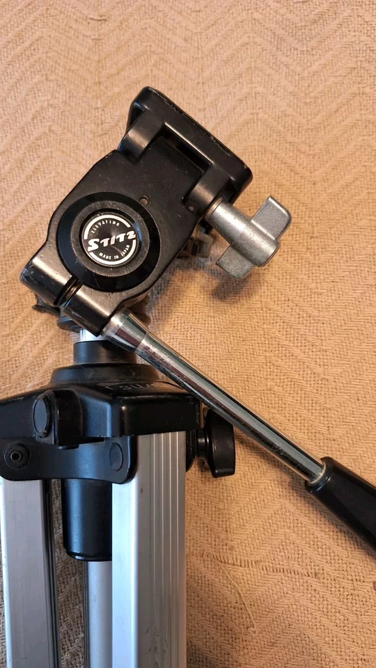 Trípode de video/cámara elevadora Stitz vintage de 3 secciones, patas de canal, modelo 3U/BA Foto 2 de 4