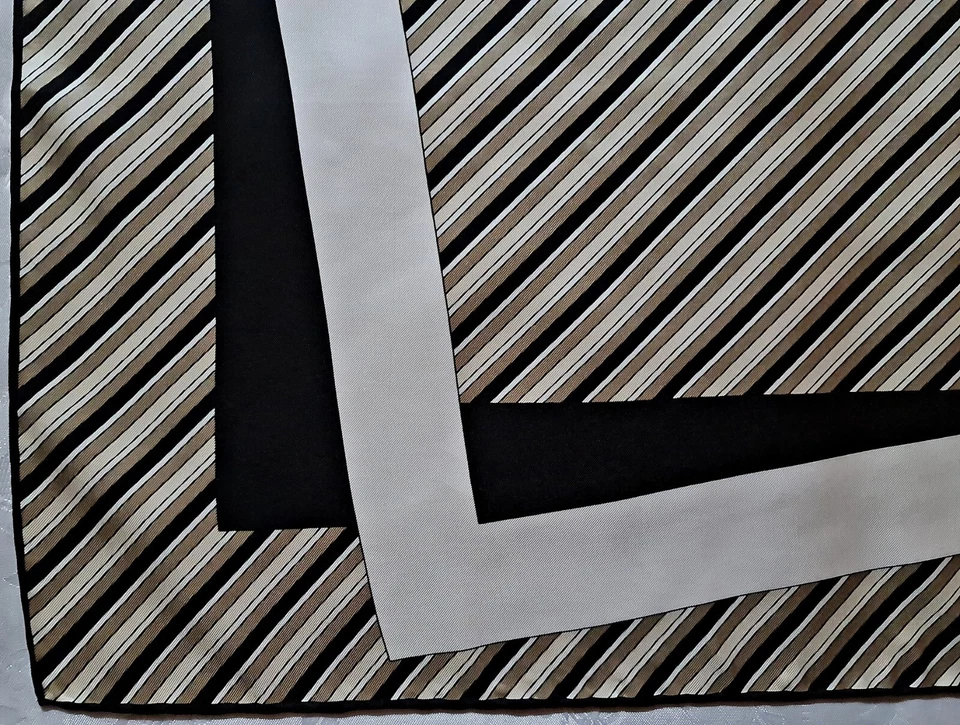 BUFANDA VINTAGE AUTÉNTICA PIERRE BALMAIN PARÍS LOGO RAYAS ARTE SEDA 31" CUADRADA Foto 3 de 4