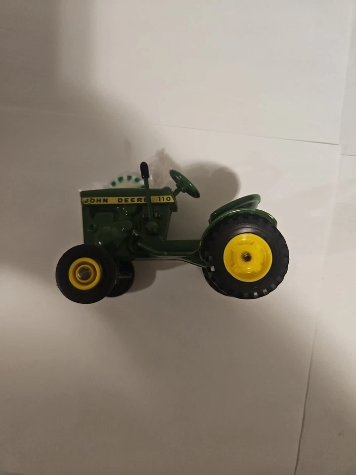 Juguete tractor de césped y jardín John Deere 110 hecho de colección Foto 2 de 4