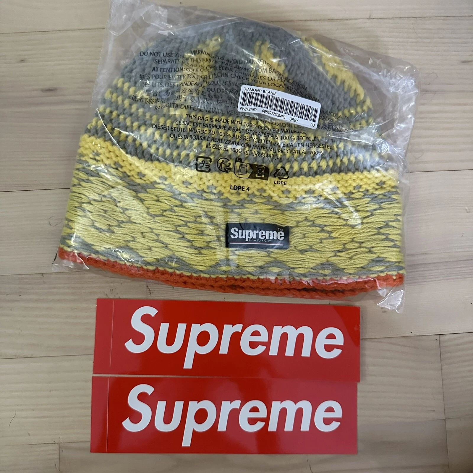 Bonnet diamant Supreme FW24 gris/jaune à la main