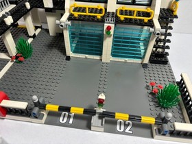 Lego City: Police:  Police Headquarters 7744 (2008) + extra car. Retired.