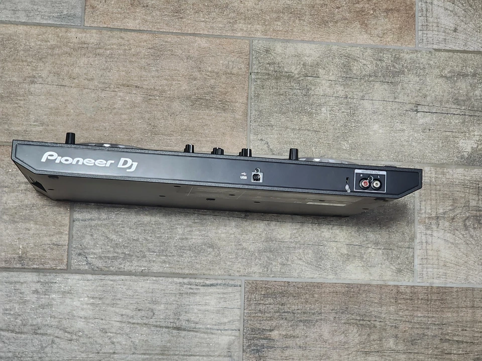 Pioneer DJ DDJ-SB2 Serato DJ Controller with Carrying Case - Image 3 of 3