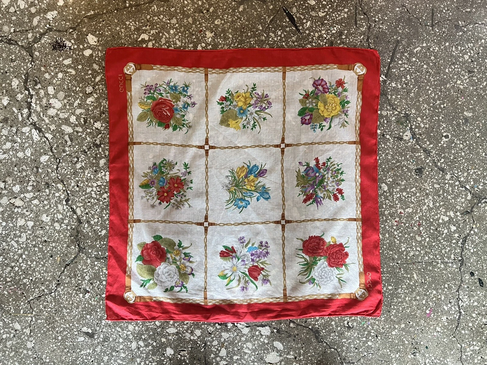 Écharpe Gucci soie grande écharpe motif floral rouge blanc 85 cm x 85 cm vintage rare