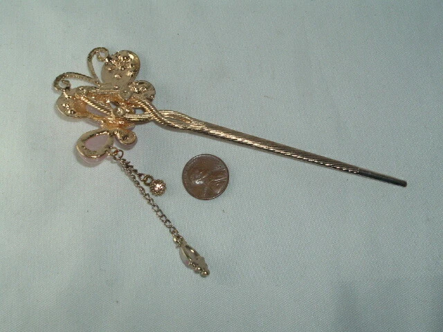 ACESSÓRIO DE CABELO BASTÃO METAL TOM DOURADO BORBOLETA ROSA - Imagem 3 de 3