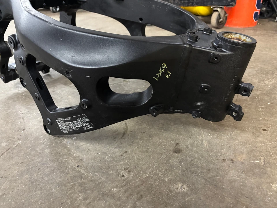 Suzuki GSXR 1000 2013 09-16 cuadro principal chasis recto SLVG y Bos GSXR1000 Foto 4 de 4