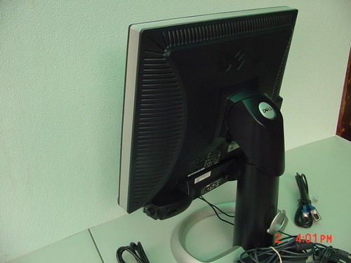 Dell UltraSharp 2001FP 20" wide screen LCD Monitor "Screen has cloudy"! - Picture 6 of 6