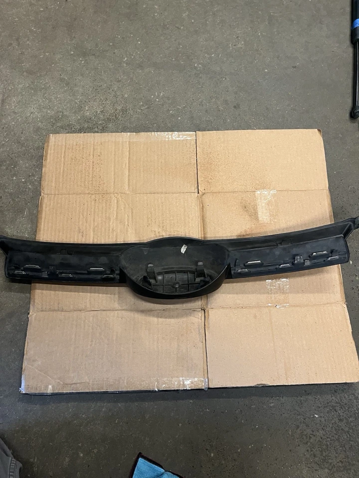 Parrilla superior delantera negra para Ford Focus 2012-2014 con moldura cromada OEM Foto 4 de 4