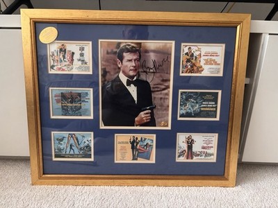 Schönes gerahmtes signiertes Foto von Roger Moore als James Bond 