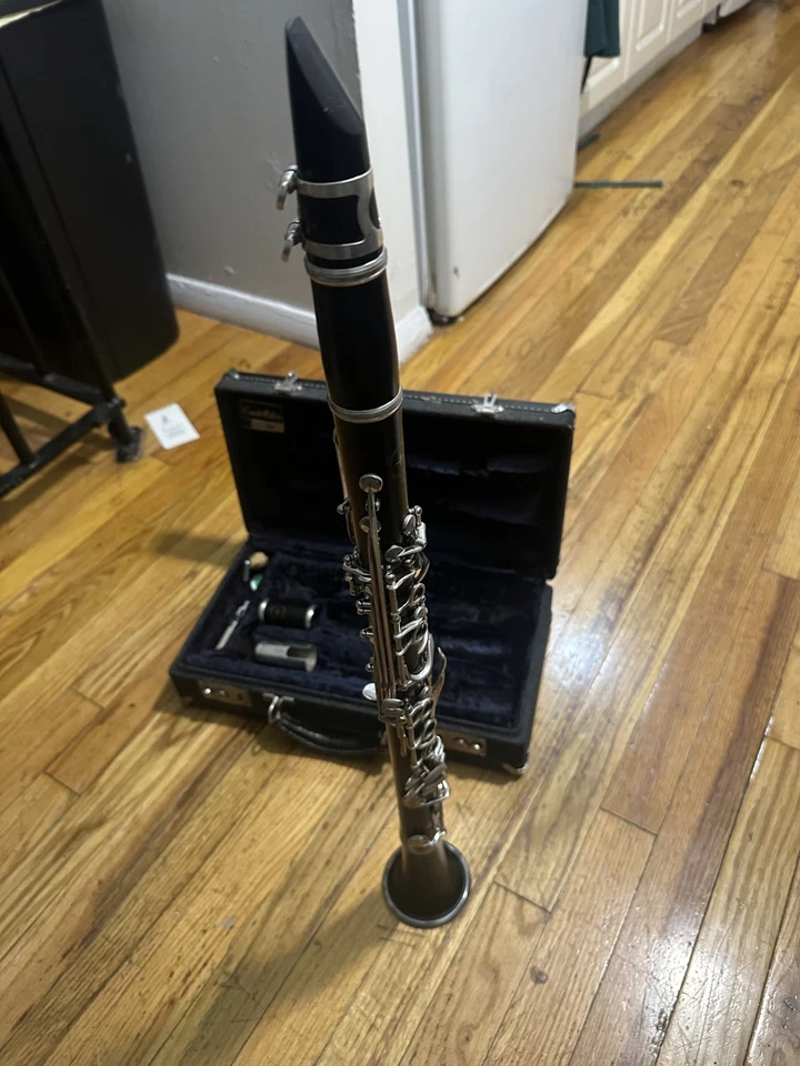 Clarinete de madera de granadilla Conn 80N Victor Bb -- JUEGA MUY BIEN Foto 3 de 3