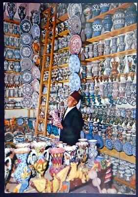Artisan en Poteries (Pottery Maker), Marketplace Vendor, Marrakesh, Morocco