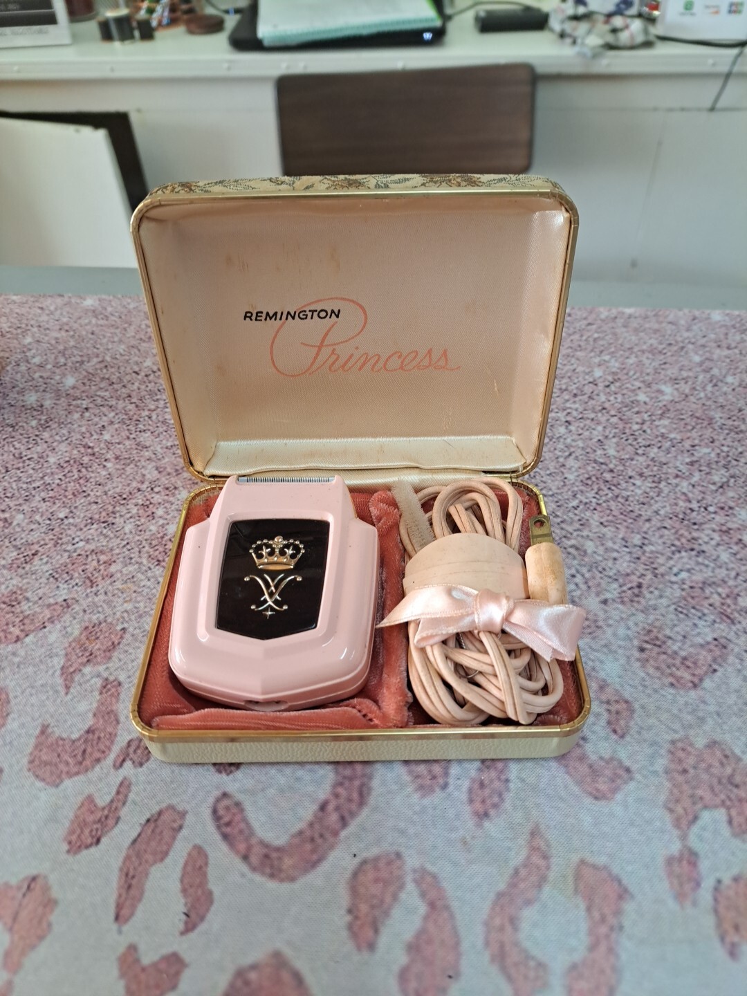 1960's Remington Princess Electric Shaver With Plug And Case