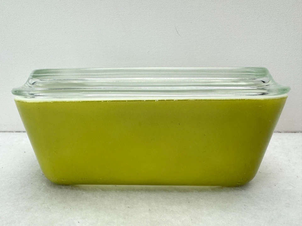 Vintage Pyrex Yellow 0502 Refrigerator Dish 1 1/2 Pint with Ribbed Lid - Image 4 of 4