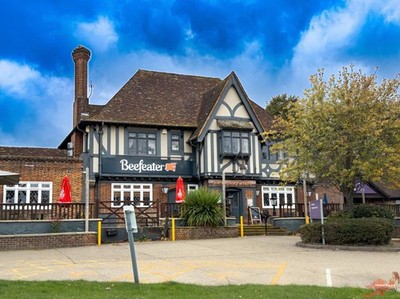FOTO SIR THOMAS WYATT BEEFEATER PUB ETWAS AUSSERHALB VON MAIDSTONE. AND IT HAD NO PET