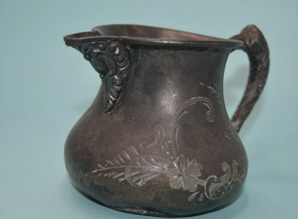 Antigua jarra E.G. WEBSTER & SONS Cuádruple Plateado Crema Deslustrada Foto 2 de 4