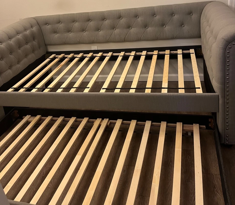 Cama de día gris con nido (colchón tamaño doble ligeramente usado incluido) Foto 2 de 4