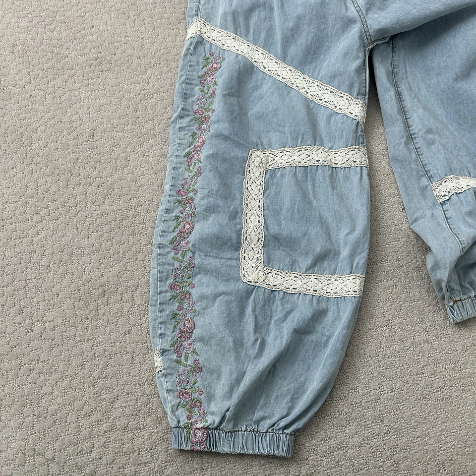 Calça POL pequena jogger harém denim bolsos largos floral bordada renda azul - Imagem 3 de 4