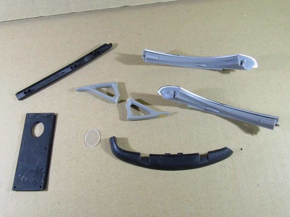 323U Vintage Lot Pièces Détachés Plastique de Véhicules au 1:18 Pare Chocs Porte - Photo 4/4