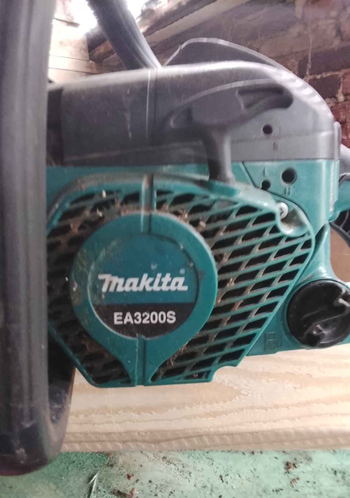 Makita EA3200S Benzin-Kettensäge mit Schwert & Sägekette, Blau/Schwarz 4