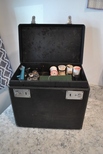 Singer portable electric sewing machine 221-1 works great original case +++++ - Picture 10 of 15