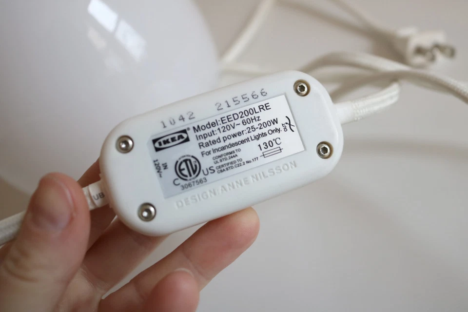 "Lámpara de mesa IKEA Anne Nilsson 17"" Ljusas Salbo blanca con curvas globo de vidrio soplado" Foto 3 de 4