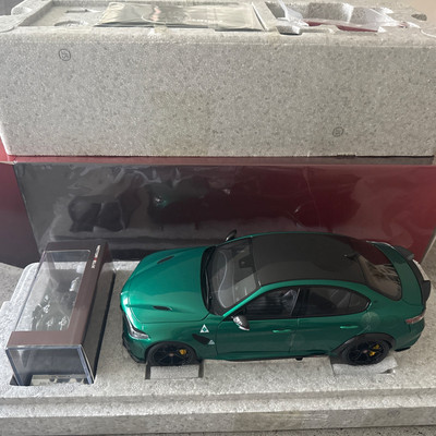 1:18 Motorhelix Alfa Romeo Giulia GTA Montreal green + engine Die-Cast full open