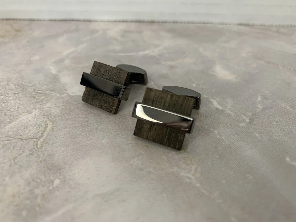 Gemelos cuadrados de madera natural y metal Mr. Van con caja  Foto 3 de 4