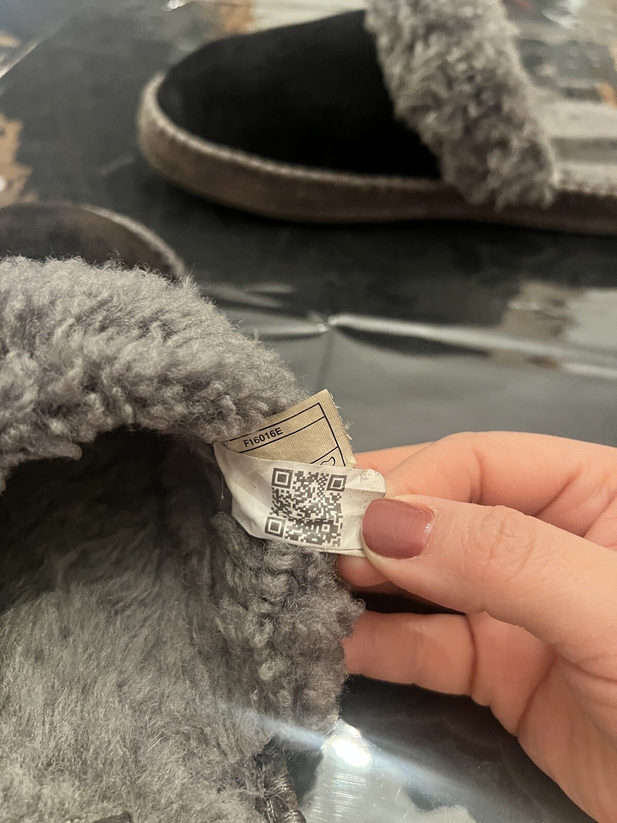 uggs slippers - image 7