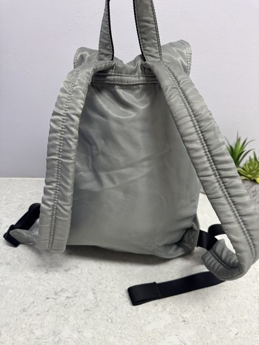 Mochila de nailon Rebecca Minkoff masilla plateada bolsillos medianos con cremallera Nordstrom - Imagen 2 de 24