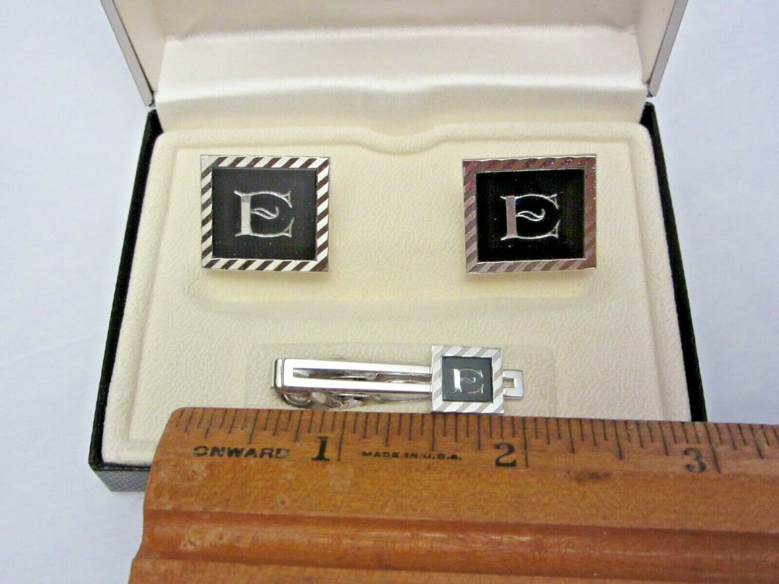 Set Boutons de Manchette et Pinces à Cravate avec Chaîne et Bouton Boucle 1980/90 en Boite - France Set Boutons de Manchette et Pinces à Cravate avec Chaîne et Bouton Boucle 1980/90 en Boite - France