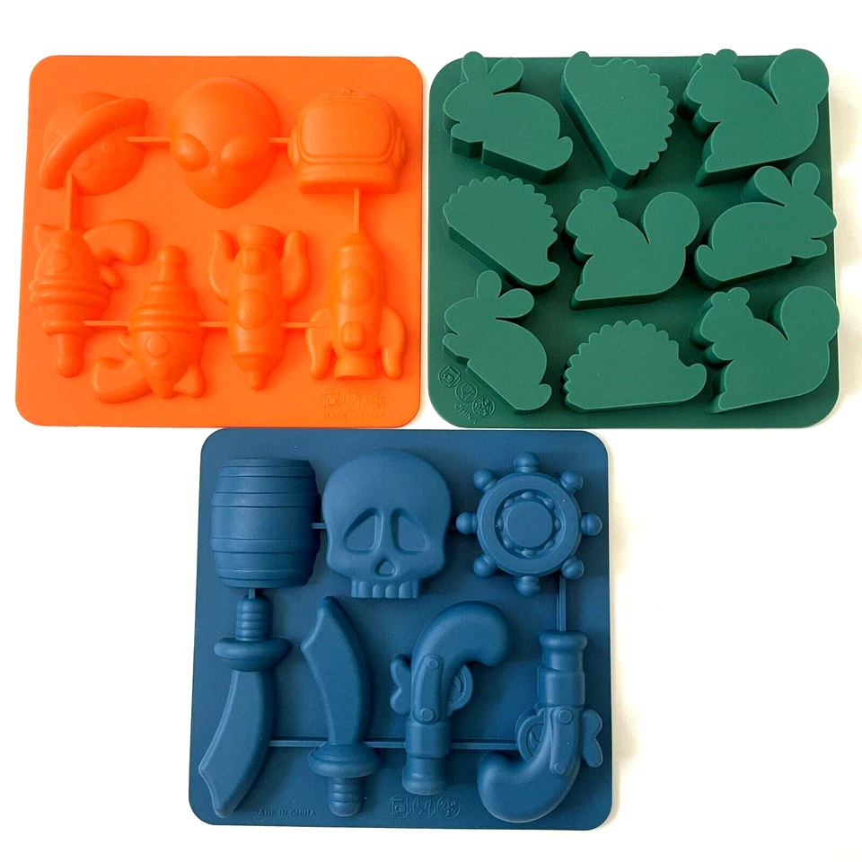 Lote de 3 cubitos de hielo y moldes de caramelo Kikkerland: silicona pirata, galáctica, bosque Foto 2 de 4