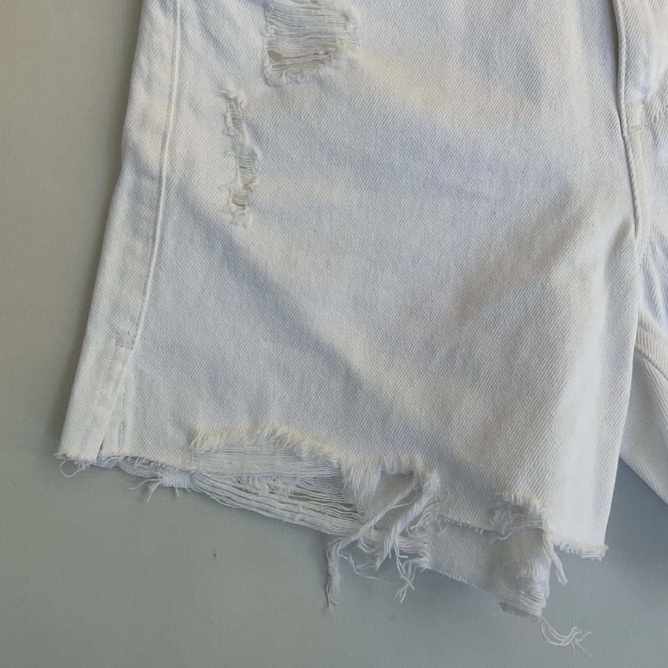 Denim corto Guess para mujer tiro alto Zorah blanco envejecido talla 26 Foto 3 de 4