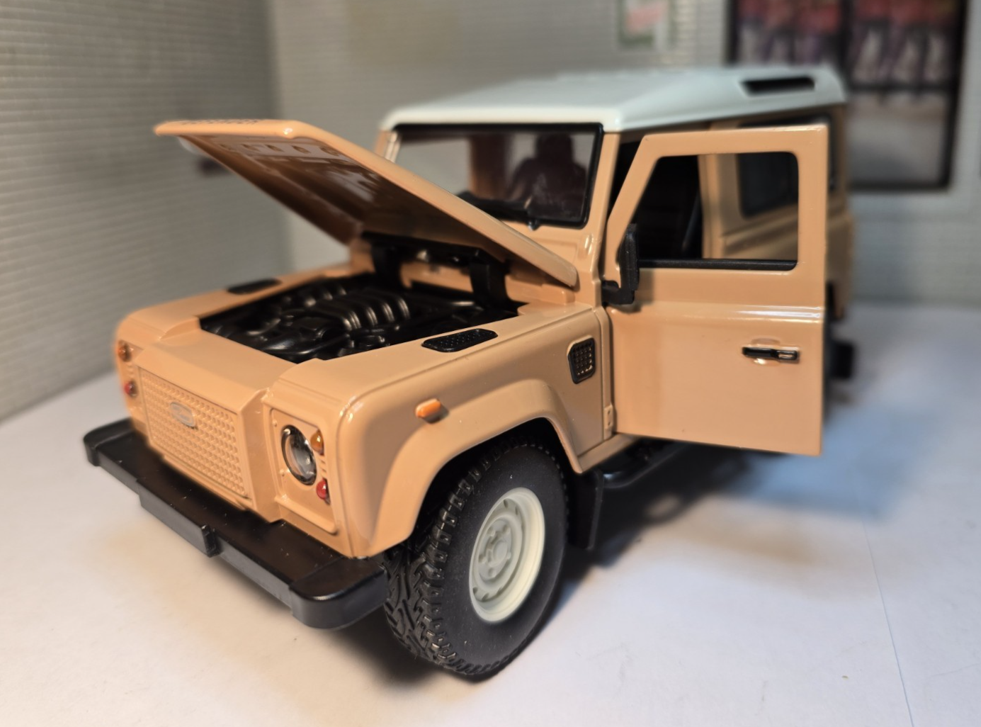 Land Rover Defender Tan 1:24 Scale CMJ Diecast DC124DET - Image 4