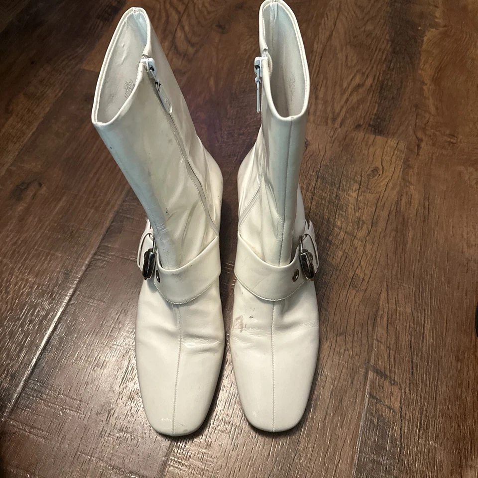 Botines Franco Sarto para mujer de charol con cremallera lateral y hebilla 9,5 M Foto 2 de 4