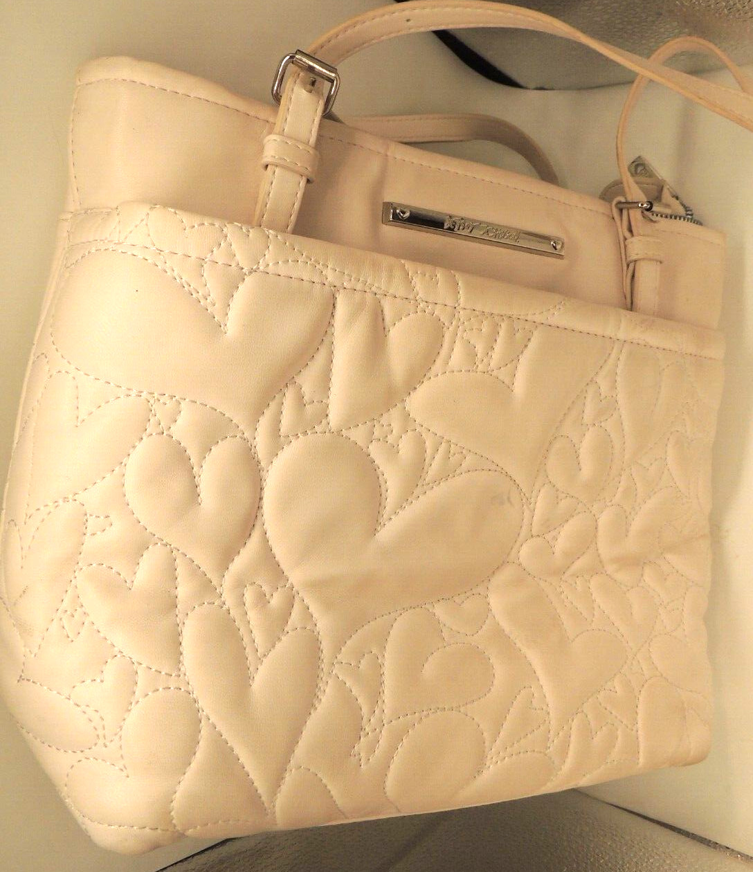 designer BETSEY JOHNSON WHITE be mine xo PURSE QU… - image 1