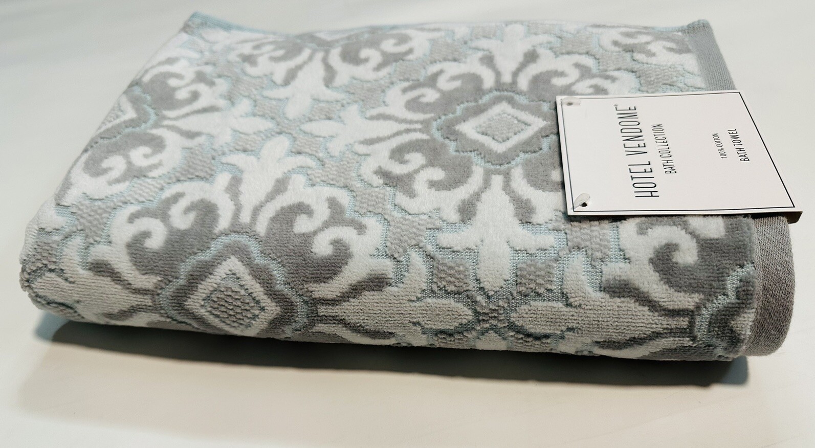 Set Of 2 New HOTEL VENDOME Damask Luxury Medallion Velour Bath Towels