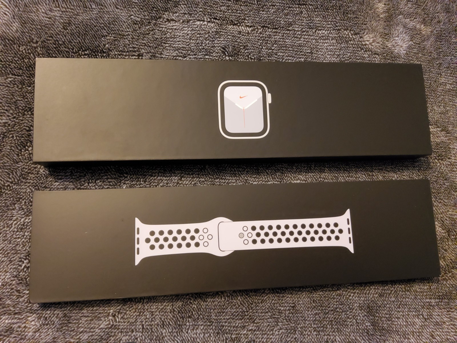 APPLE Watch NIKE SE  44mm Silver Aluminum Pure Platinum Black Sports Band NEW