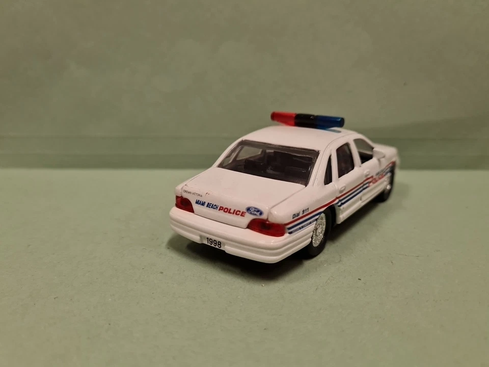 ROAD CHAMPS FORD CROWN VICTORIA MIAMI BEACH POLICE SCALA 1/43  - Immagine 3 di 4