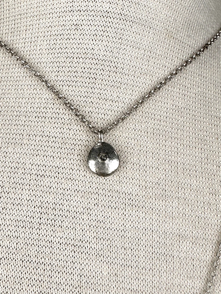 Collar Lucky Brand Tono Plata 3 Hilos Multi Dije Medallón Pluma Foto 3 de 4