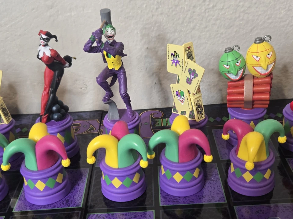 Conjunto de xadrez de plástico The Batman (The Dark Knight vs The Joker) SEM CAIXA  - Imagem 4 de 4