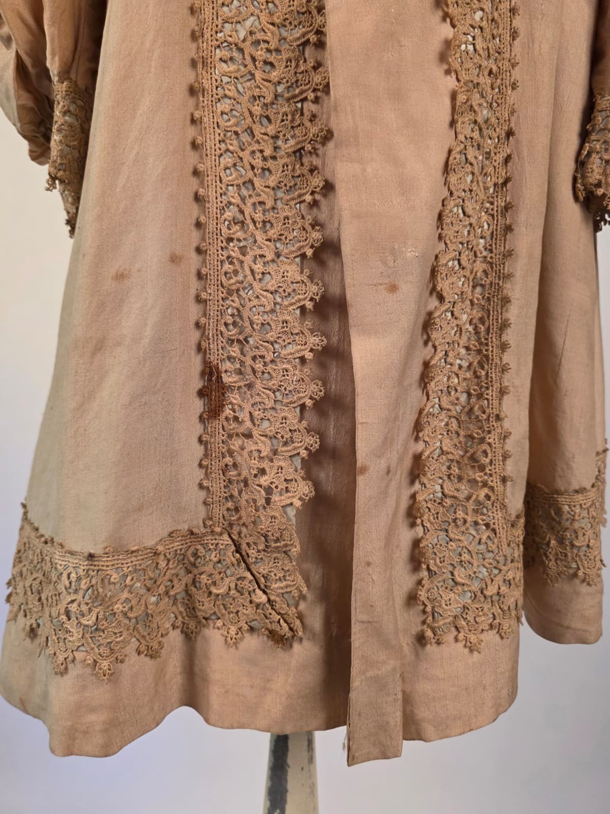 VICTORIAN LATE 19TH C GIRL’S SILK SHANTUNG COAT W LACE TRIM + COLLAR