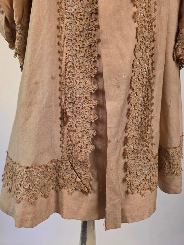 ABRIGO VICTORIANO DE SEDA PARA NIÑA DE FINALES DEL SIGLO XIX CON RIBETE DE ENCAJE + CUELLO Foto 3 de 4