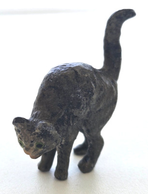 I CANNOT CAPTURE HOW CUTE THIS LITTLE COLD PAINTED MINIATURE BRONZE CAT IS
