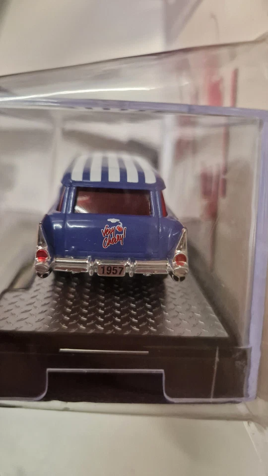 M2 Machines 1957 Chevrolet 150 Handyman Station Wagon GASSER CHERRY Coke (NG81) - Bild 4 von 4