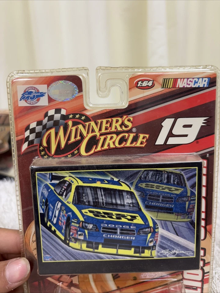 Elliott Sadler Best Buy #19 vencedor círculo fundido em escala 1/64 - Imagem 3 de 4