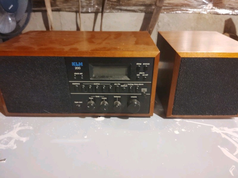 Vintage KLH 200 Bookshelf Radio Kyocera