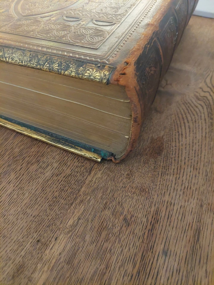 Large Antique Illustrated Family Bible: More Than 900 Engravings  Cassell  - Image 4 of 4