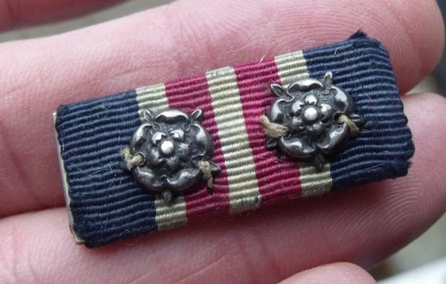 AN ORIGINAL WW1 MM MILITARY MEDAL RIBBON BAR, THIRD AWARD SILVER ROSETTES.