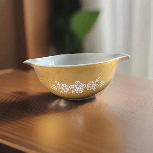 Vintage Pyrex Butterfly Gold #442 Cinderella Bowl Has Some Scratches. 1 1/2 Qt.